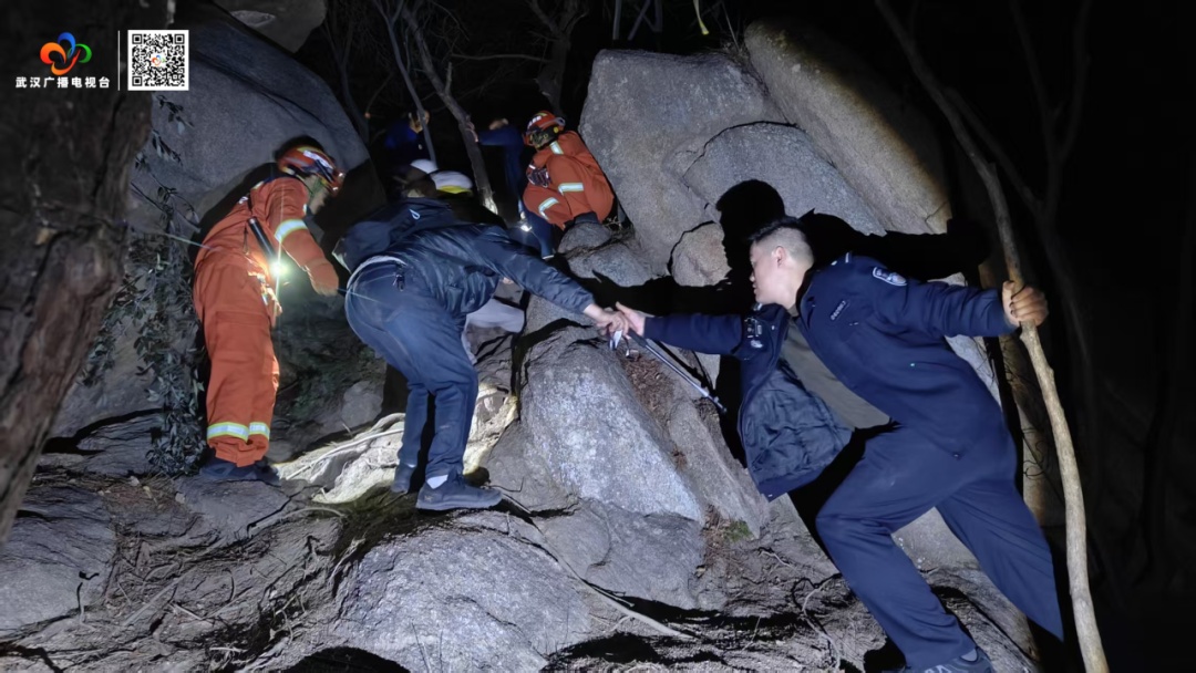 元旦寒夜,武汉12名登山者被困一座未开发野山…… 元旦寒夜,武汉12名登山者被困一座未开发野山……