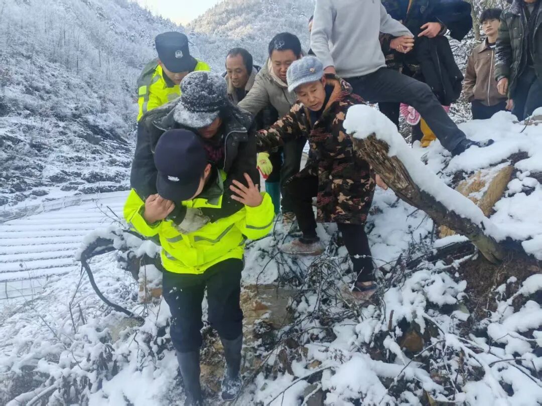 顶风冒雪40小时,直击跨年生命救援! 顶风冒雪40小时,直击跨年生命救援!