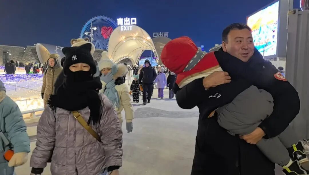 暖心!5岁娃嗨玩累到走不动,冰城志愿者一路接力抱娃护送上车 暖心!5岁娃嗨玩累到走不动,冰城志愿者一路接力抱娃护送上车
