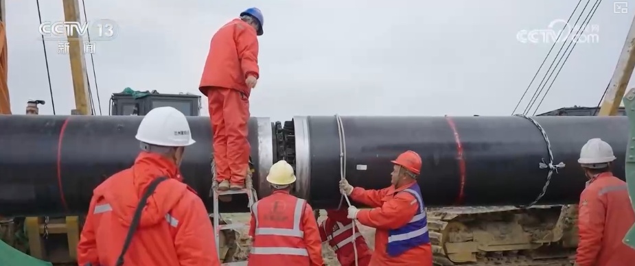 能源→交通→民生 建设者以马不停蹄的干劲刷新重大工程“进度条” 能源→交通→民生 建设者以马不停蹄的干劲刷新重大工程“进度条”