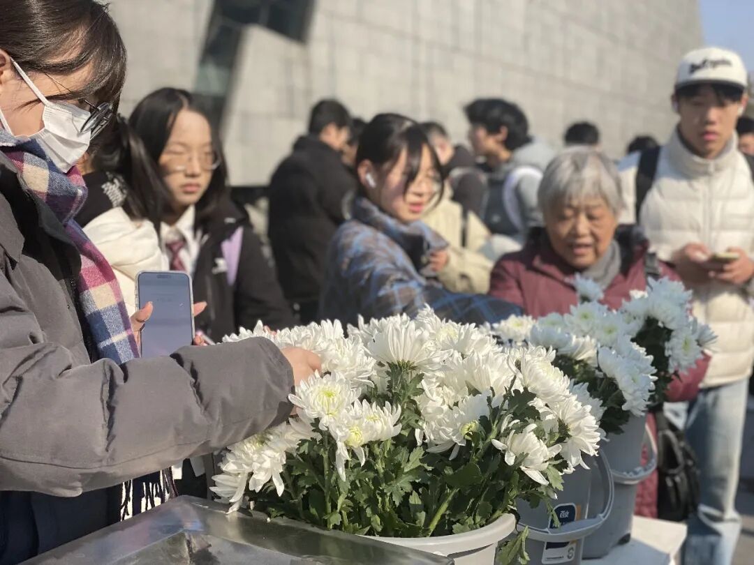 元旦假期,这个纪念馆外依旧排起长队 元旦假期,这个纪念馆外依旧排起长队