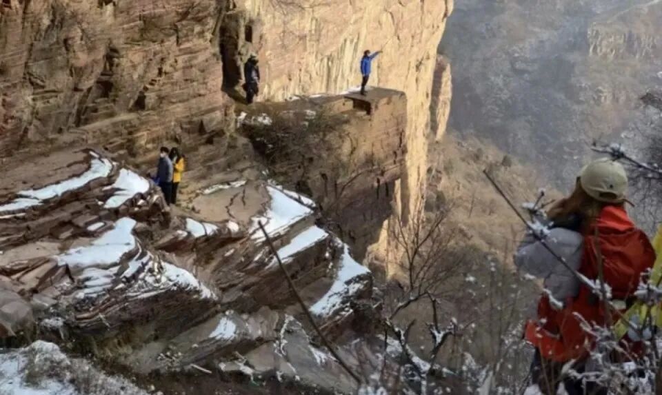 南太行野线徒步突发坠崖事故,26岁男子跌落百米悬崖当场遇难,领队已被警方带走 南太行野线徒步突发坠崖事故,26岁男子跌落百米悬崖当场遇难,领队已被警方带走