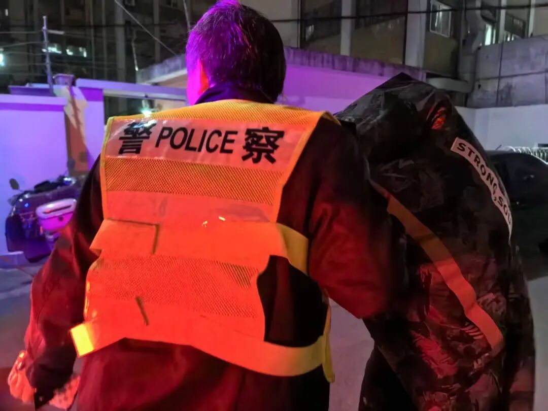 警民携手施救 寒夜救人救心 警民携手施救 寒夜救人救心