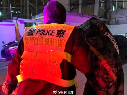 “我是警察，关键时刻就得往前冲！”上海五旬民警元旦夜跳河救轻生女子