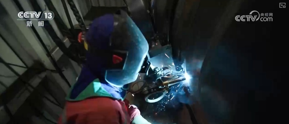 能源→交通→民生 建设者以马不停蹄的干劲刷新重大工程“进度条” 能源→交通→民生 建设者以马不停蹄的干劲刷新重大工程“进度条”