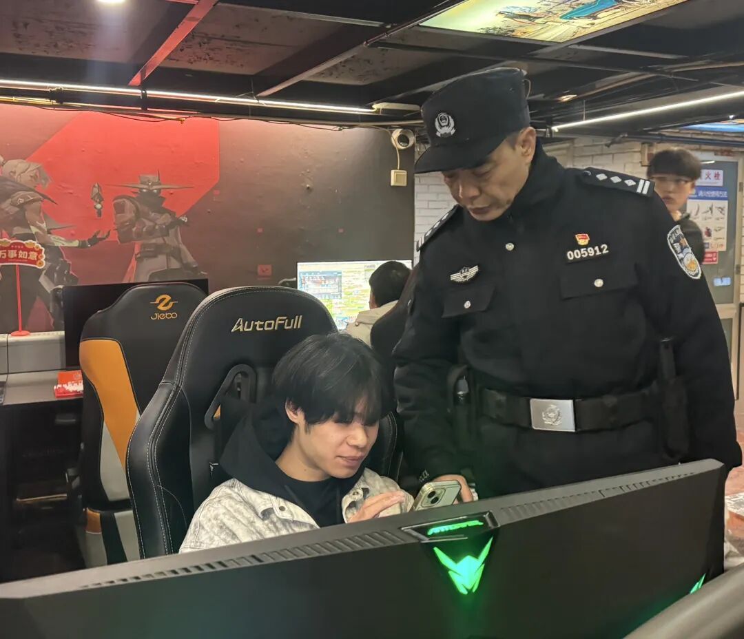 28年从警路最后一班岗:跨年夜,他在人潮中站成“平安坐标” 28年从警路最后一班岗:跨年夜,他在人潮中站成“平安坐标”