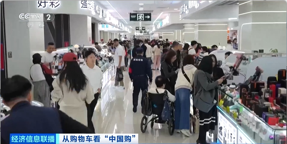 “中国电子第一街”火了!外国游客组团扫货,直呼“太划算了” “中国电子第一街”火了!外国游客组团扫货,直呼“太划算了”