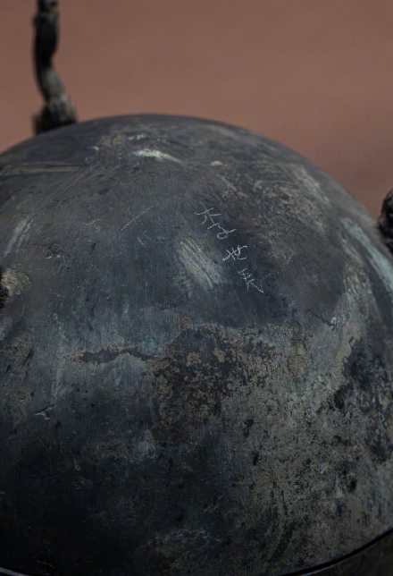 绵阳市博物馆展出战国青铜器刻“李世民”?馆方回应:系文物流转中被刻字 绵阳市博物馆展出战国青铜器刻“李世民”?馆方回应:系文物流转中被刻字