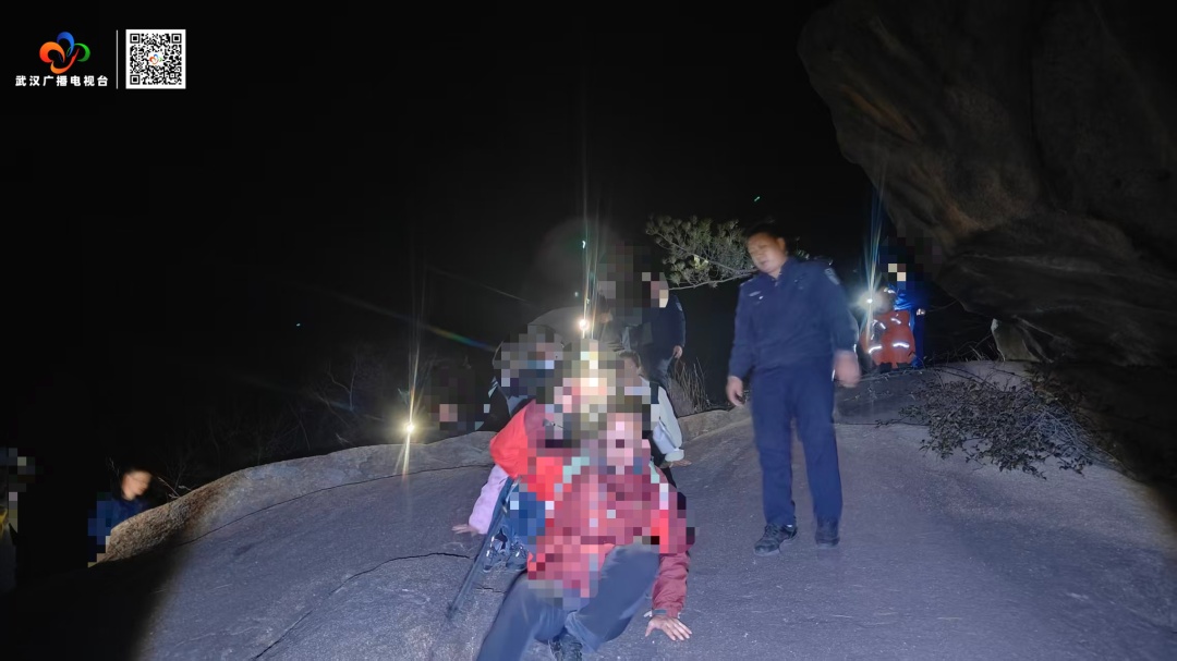 元旦寒夜,武汉12名登山者被困一座未开发野山…… 元旦寒夜,武汉12名登山者被困一座未开发野山……