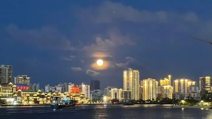 抬头,看今年首个“超级月亮”!等你来晒图→ 抬头,看今年首个“超级月亮”!等你来晒图→