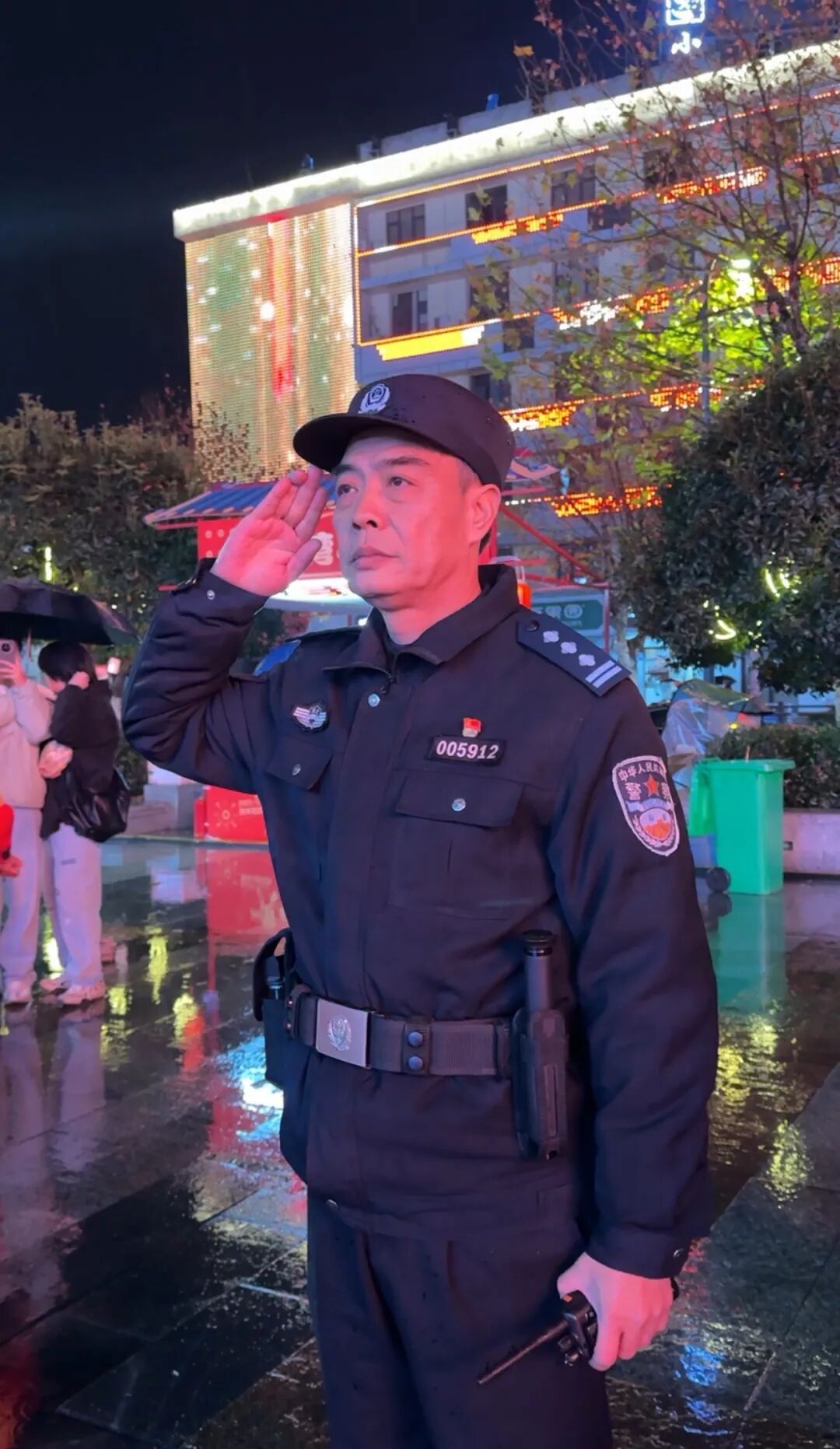 28年从警路最后一班岗:跨年夜,他在人潮中站成“平安坐标” 28年从警路最后一班岗:跨年夜,他在人潮中站成“平安坐标”