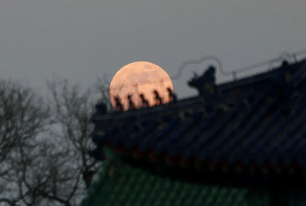 2026年首个“超级月亮”与故宫同框！今晚还有流星雨！记得抬头看