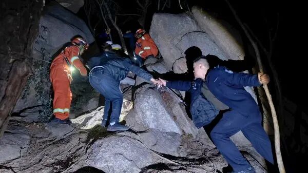 0℃深夜,12人集体被困野山!救援长达4小时…… 0℃深夜,12人集体被困野山!救援长达4小时……