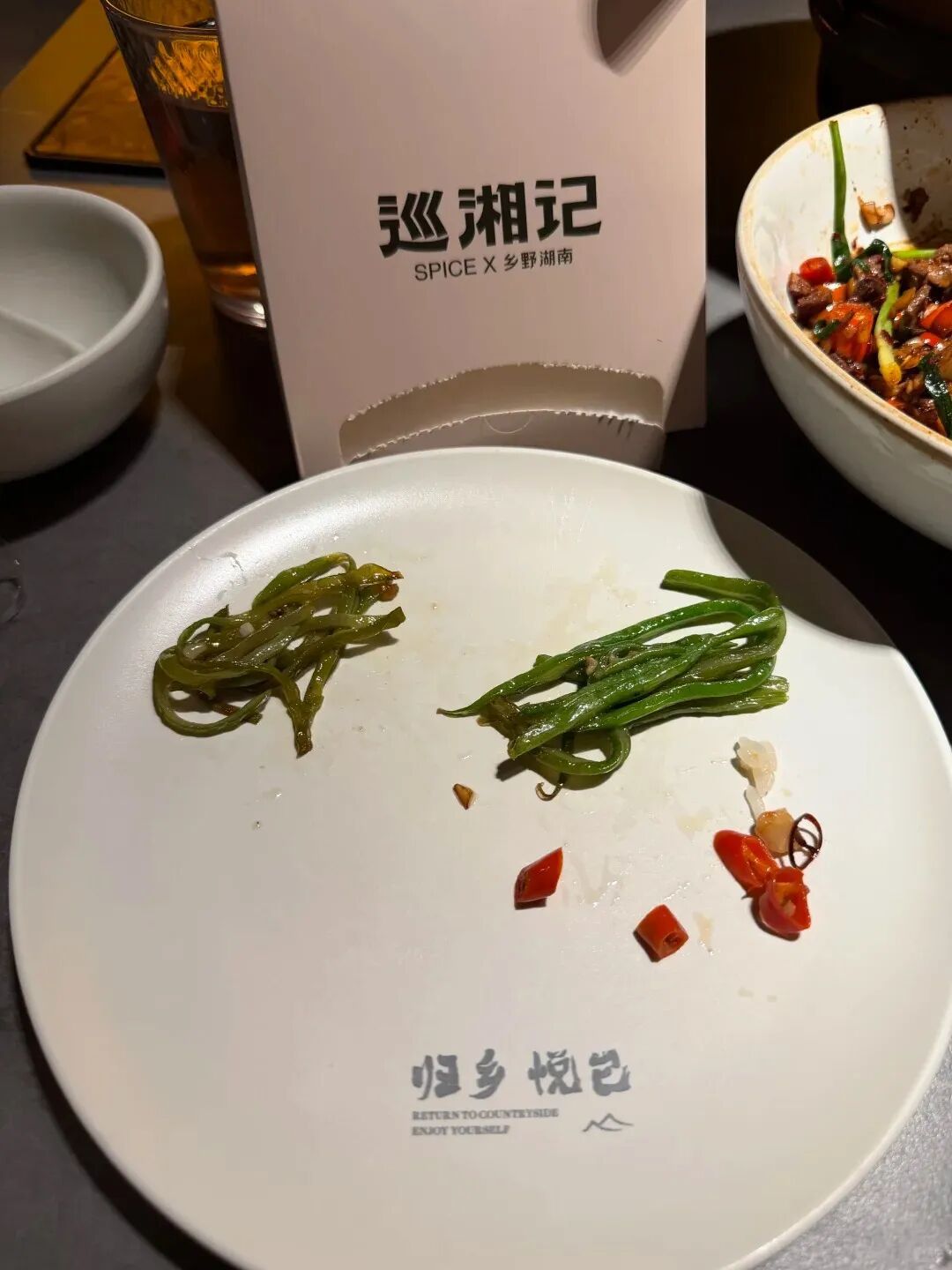 上海一餐厅被顾客质疑混炒剩菜，“一半翠绿一半暗”，门店已免单