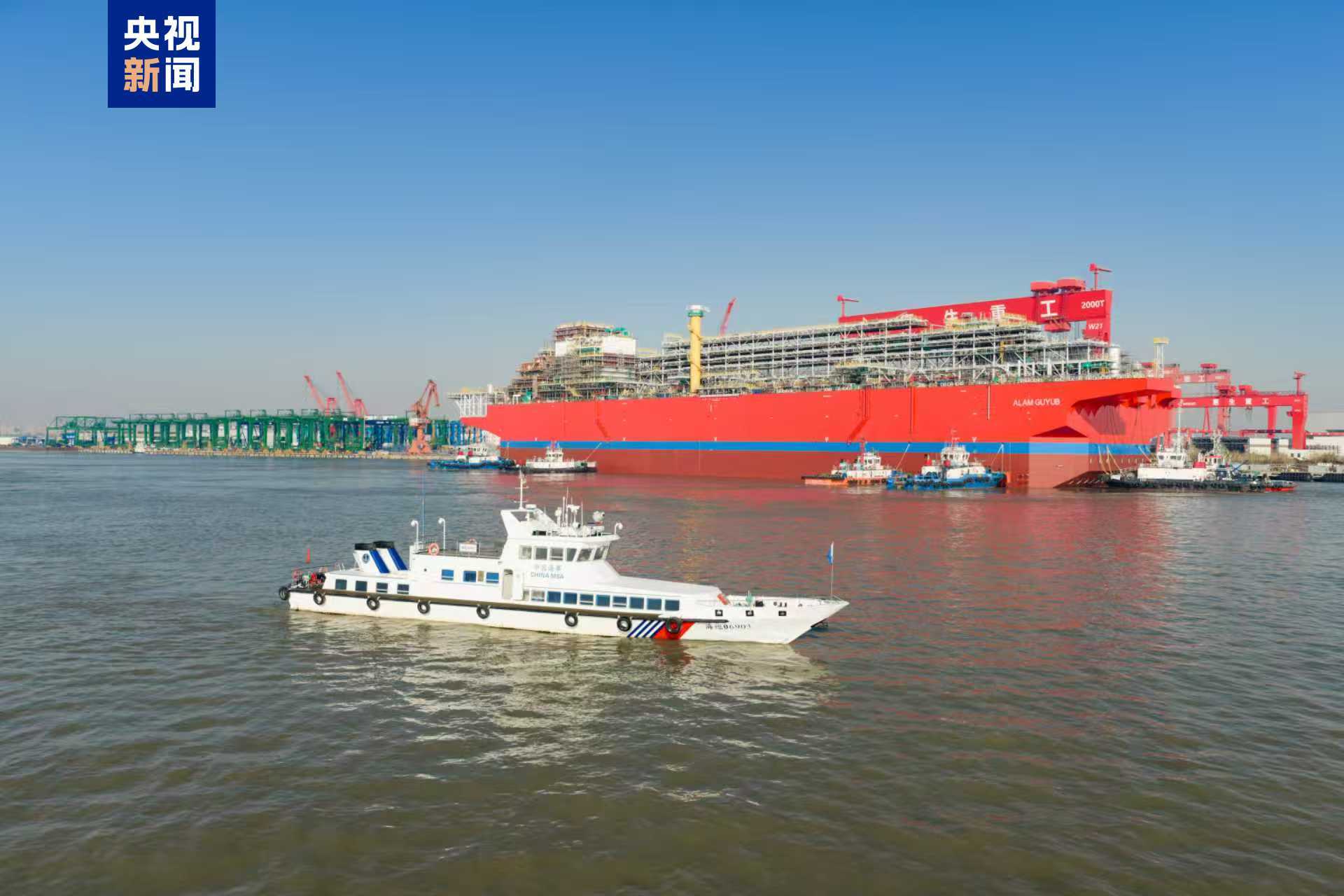 我国自主研发建造大型浮式天然气液化装置在江苏南通成功出坞