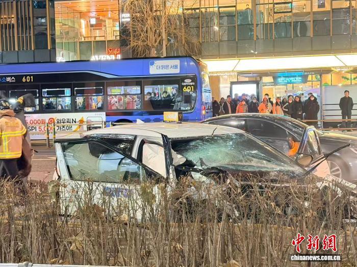 韩国首尔发生三车连环冲撞事故致1死9伤 韩国首尔发生三车连环冲撞事故致1死9伤