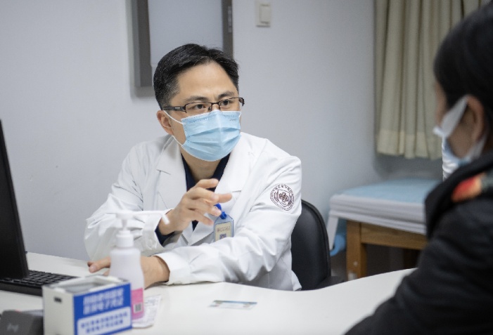 男子2年连做4次胃镜,最终还是被查出癌症!医生提醒:打嗝、嗳气这些早期征兆不容忽视 男子2年连做4次胃镜,最终还是被查出癌症!医生提醒:打嗝、嗳气这些早期征兆不容忽视