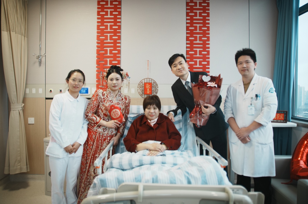 杭州小夫妻新婚当天进了病房!这个“婚庆团队”,服了…… 杭州小夫妻新婚当天进了病房!这个“婚庆团队”,服了……