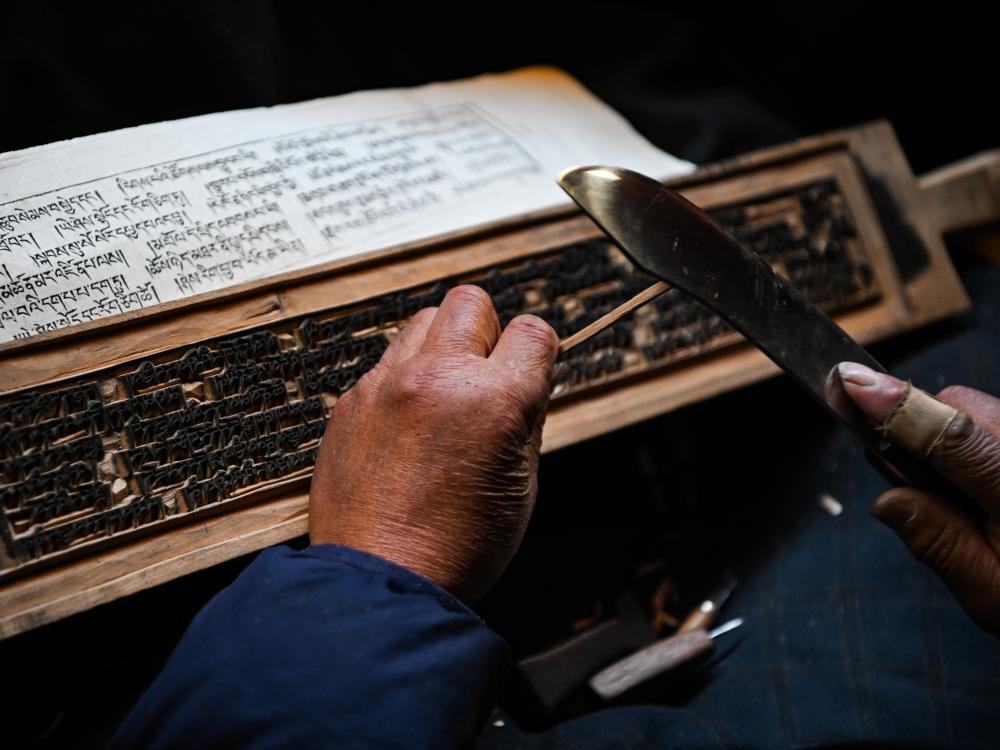 中国首部古籍保护利用地方性法规施行 50万册民族古籍获依法保护