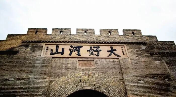 长城哽咽背诗的女孩火了!河北网友热情邀请…… 长城哽咽背诗的女孩火了!河北网友热情邀请……