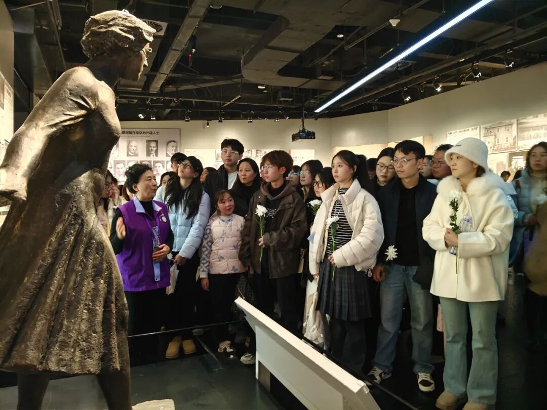 元旦假期,这个纪念馆外依旧排起长队 元旦假期,这个纪念馆外依旧排起长队