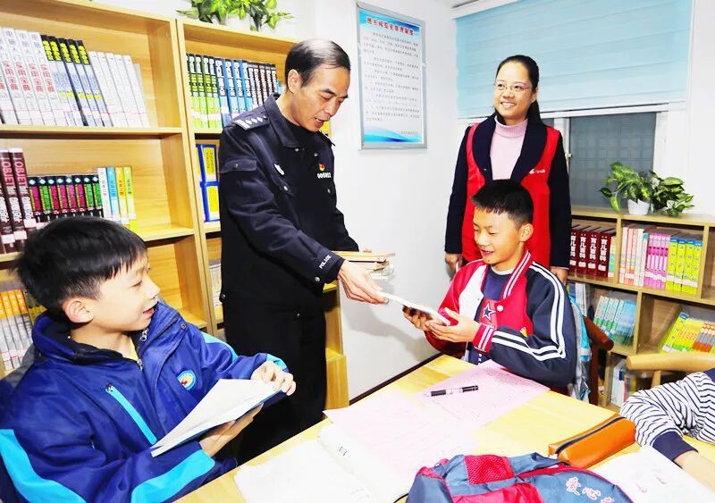 28年从警路最后一班岗:跨年夜,他在人潮中站成“平安坐标” 28年从警路最后一班岗:跨年夜,他在人潮中站成“平安坐标”