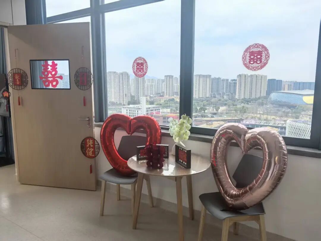 杭州小夫妻新婚当天进了病房!这个“婚庆团队”,服了…… 杭州小夫妻新婚当天进了病房!这个“婚庆团队”,服了……