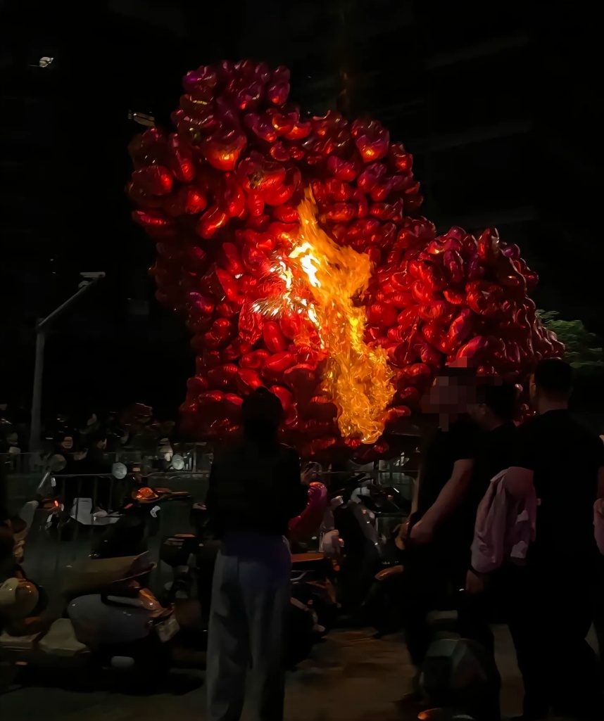 男子在跨年夜点燃商贩气球,已被刑事拘留 男子在跨年夜点燃商贩气球,已被刑事拘留