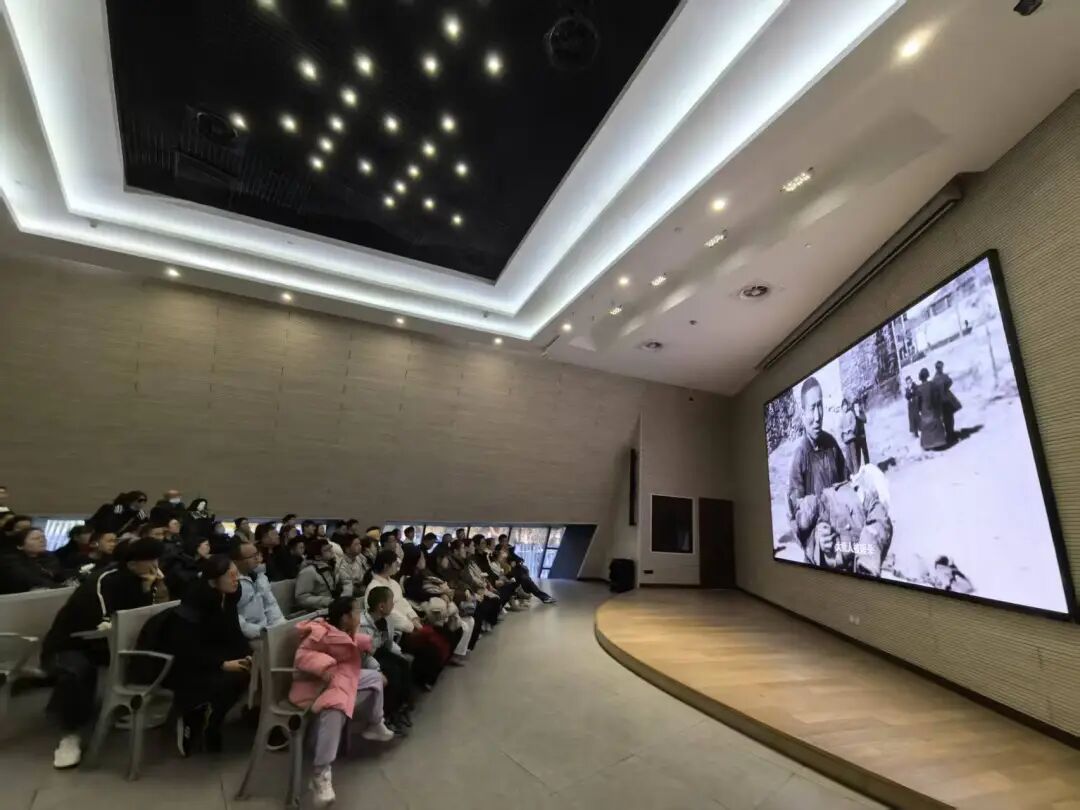 元旦假期,这个纪念馆外依旧排起长队 元旦假期,这个纪念馆外依旧排起长队