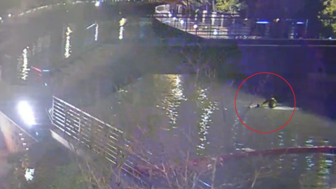 警民携手施救 寒夜救人救心 警民携手施救 寒夜救人救心