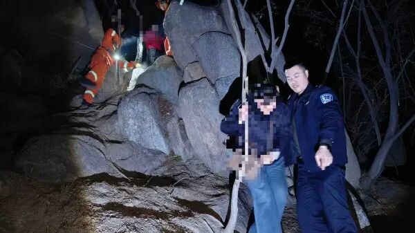 0℃深夜,12人集体被困野山!救援长达4小时…… 0℃深夜,12人集体被困野山!救援长达4小时……