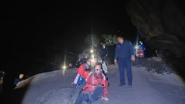 0℃深夜,12人集体被困野山!救援长达4小时…… 0℃深夜,12人集体被困野山!救援长达4小时……