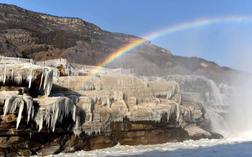 黄河壶口瀑布现“冰瀑玉壶”壮美景色 黄河壶口瀑布现“冰瀑玉壶”壮美景色