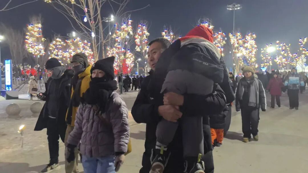 暖心!5岁娃嗨玩累到走不动,冰城志愿者一路接力抱娃护送上车 暖心!5岁娃嗨玩累到走不动,冰城志愿者一路接力抱娃护送上车