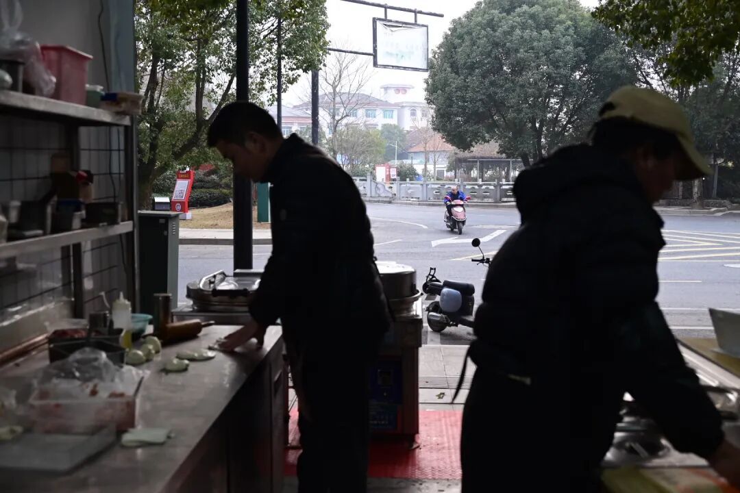 一天卖500多个,杭州这家小店搬家后更火了!加量不加价,常有外地游客慕名而来 一天卖500多个,杭州这家小店搬家后更火了!加量不加价,常有外地游客慕名而来