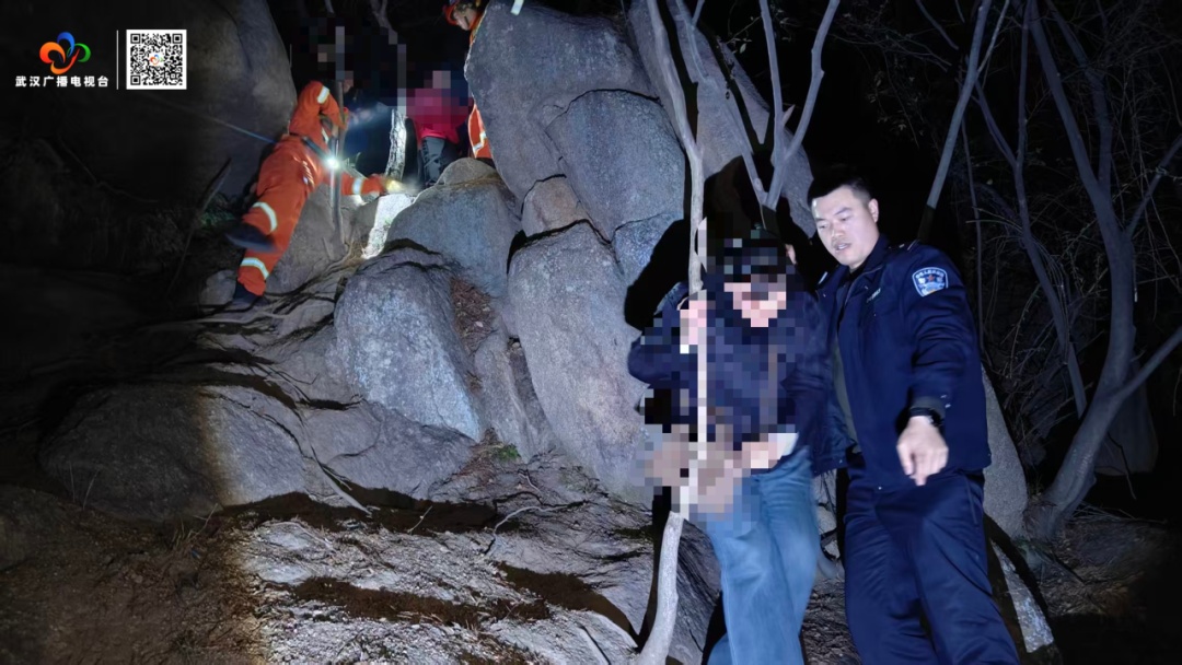 元旦寒夜,武汉12名登山者被困一座未开发野山…… 元旦寒夜,武汉12名登山者被困一座未开发野山……