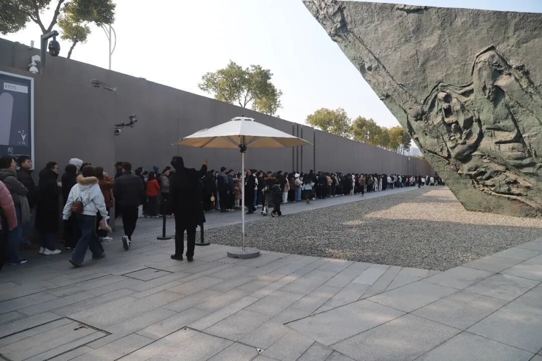 元旦假期,这个纪念馆外依旧排起长队 元旦假期,这个纪念馆外依旧排起长队