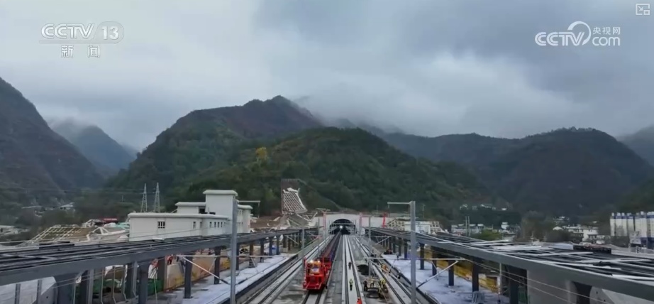 能源→交通→民生 建设者以马不停蹄的干劲刷新重大工程“进度条” 能源→交通→民生 建设者以马不停蹄的干劲刷新重大工程“进度条”