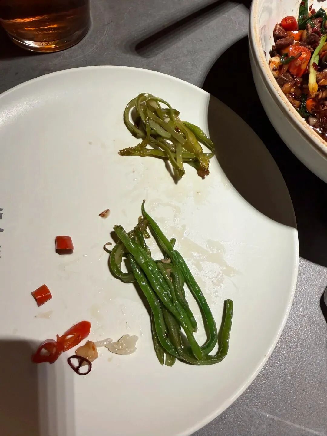 上海一餐厅被顾客质疑混炒剩菜，“一半翠绿一半暗”，门店已免单