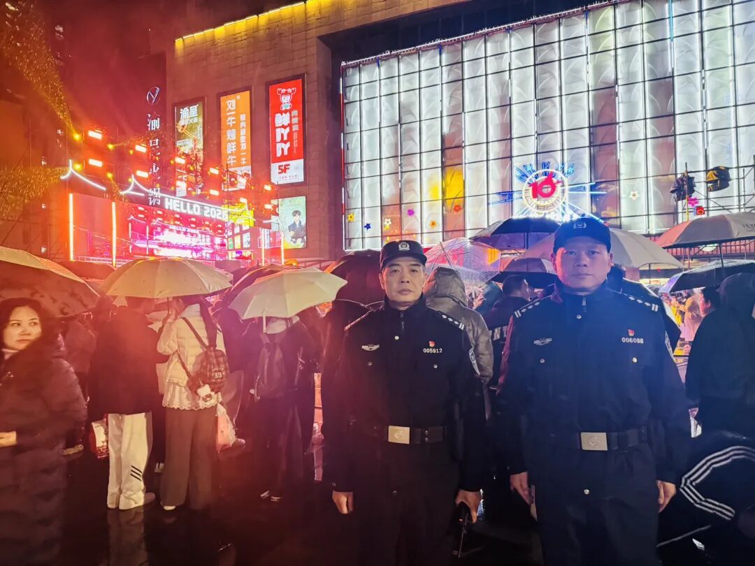 28年从警路最后一班岗:跨年夜,他在人潮中站成“平安坐标” 28年从警路最后一班岗:跨年夜,他在人潮中站成“平安坐标”