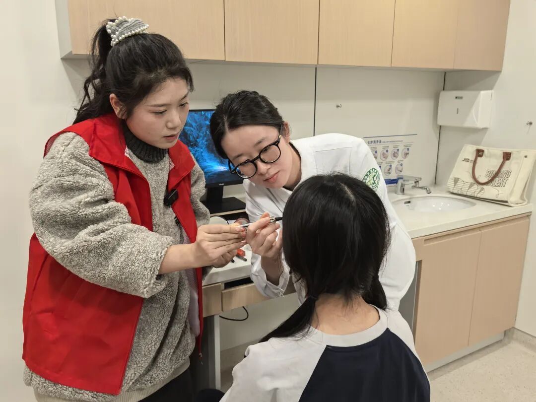 杭州小夫妻新婚当天进了病房!这个“婚庆团队”,服了…… 杭州小夫妻新婚当天进了病房!这个“婚庆团队”,服了……