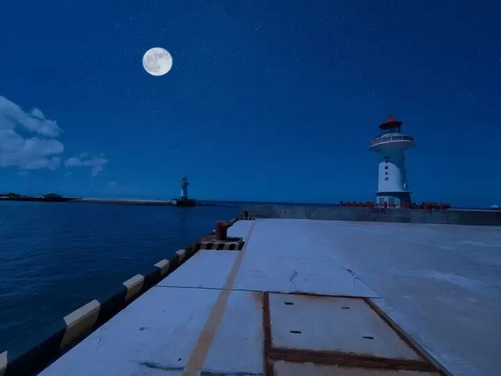 抬头,看今年首个“超级月亮”!等你来晒图→ 抬头,看今年首个“超级月亮”!等你来晒图→