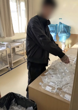 护士炫耀花臂男友陪值夜班,还帮她“贴药瓶标签写报告”,卫健委通报→ 护士炫耀花臂男友陪值夜班,还帮她“贴药瓶标签写报告”,卫健委通报→