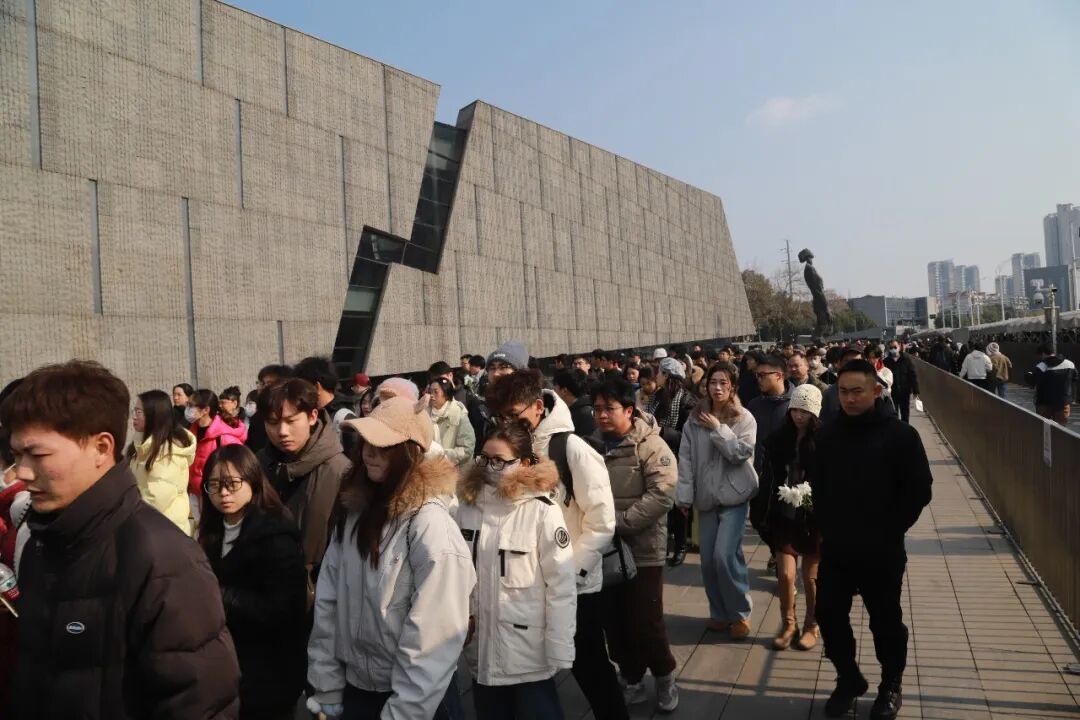 元旦假期,这个纪念馆外依旧排起长队 元旦假期,这个纪念馆外依旧排起长队