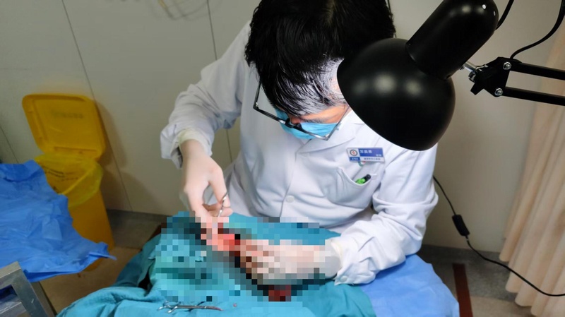 河南女警喝止持刀伤人 被刺伤后踢落凶器