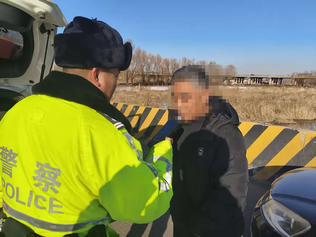 “鞋都跑飞了……” 男子酒驾被查 “鞋都跑飞了……” 男子酒驾被查