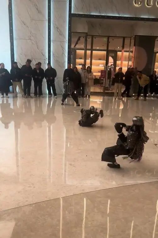 机器人表演武术回旋踢将同伴踹飞！商场：用的是王力宏演唱会同款机器人