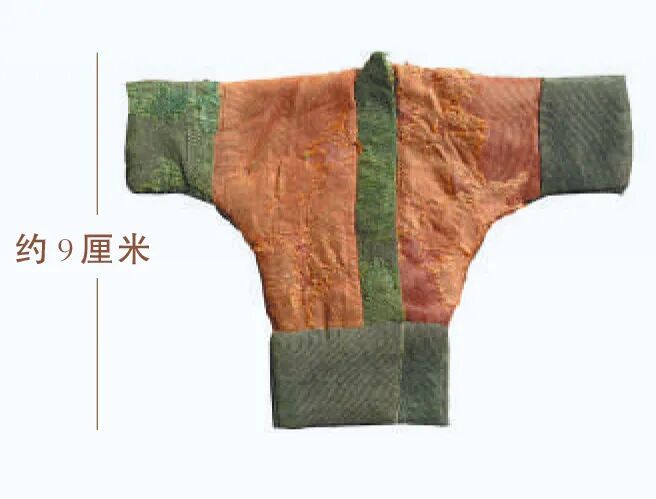 这件2000多年前的“袖珍汉服”，给谁穿的？