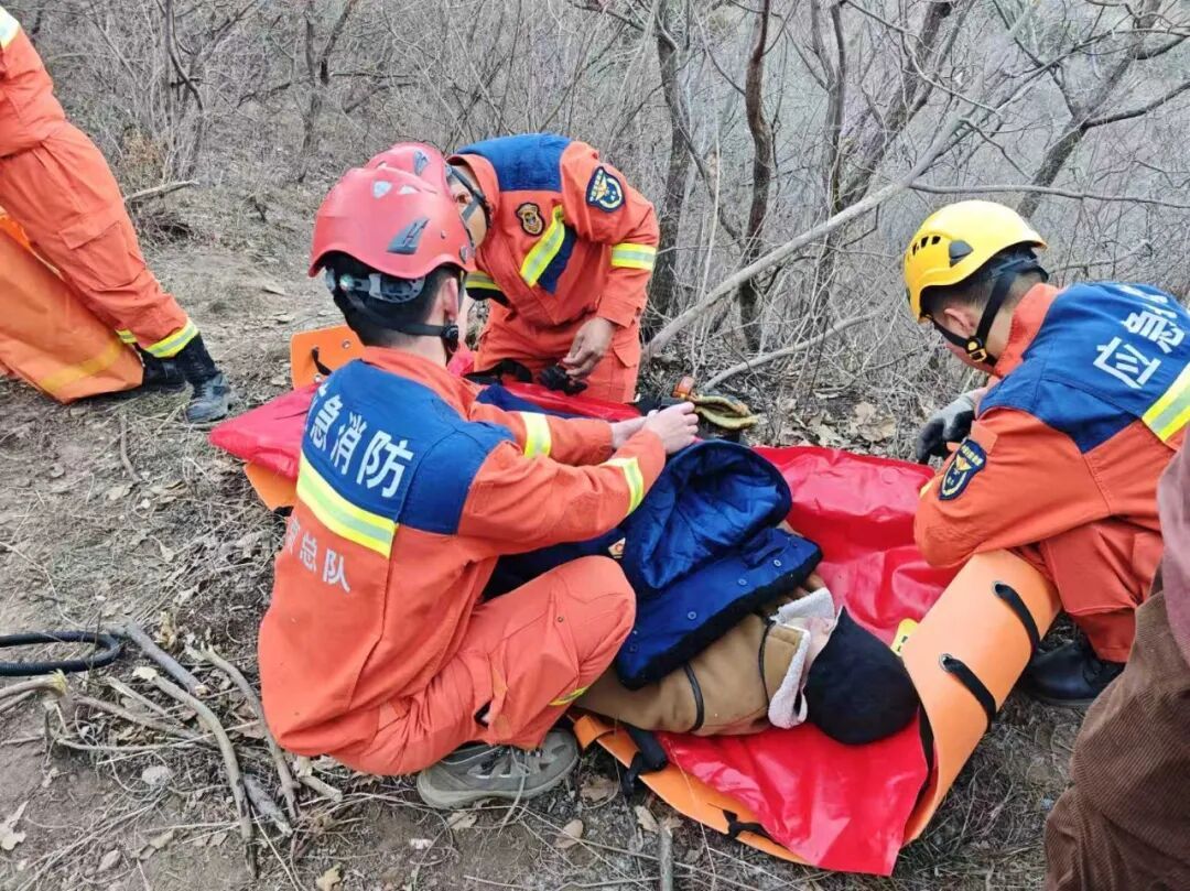 一家三口登山女子摔伤被困，怀柔消防紧急救援