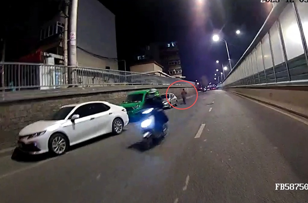 “鞋都跑飞了……” 男子酒驾被查 “鞋都跑飞了……” 男子酒驾被查